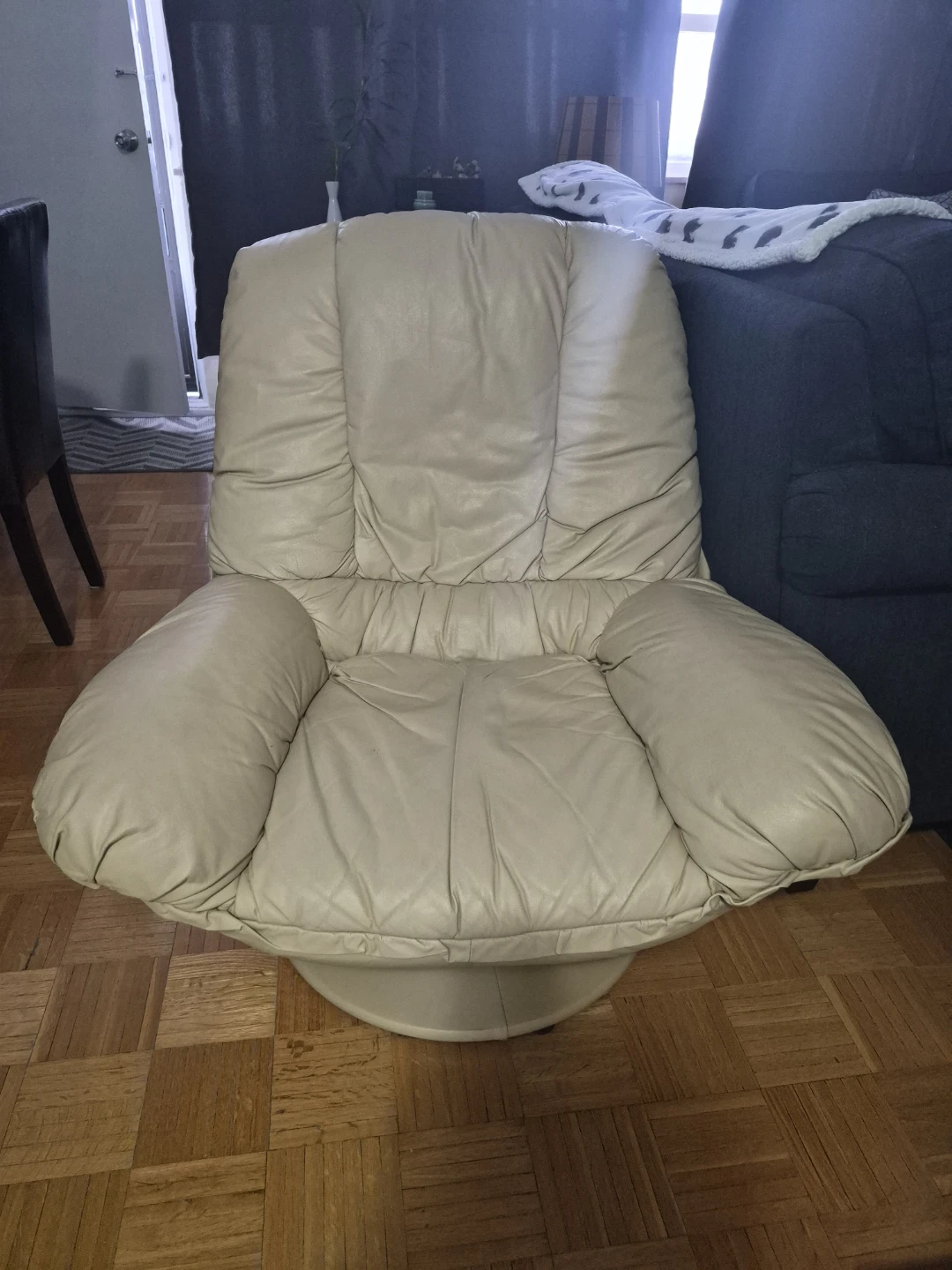 Faux leather swivel chair