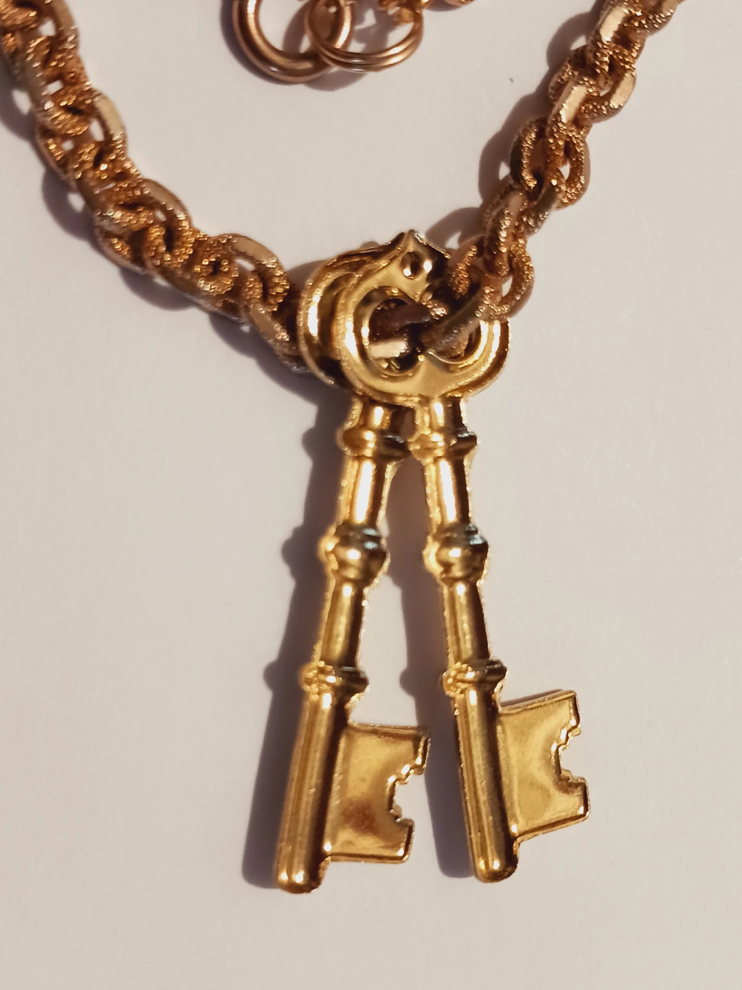 Cute Gold Tone Double Key Pendant Necklace - photo 3