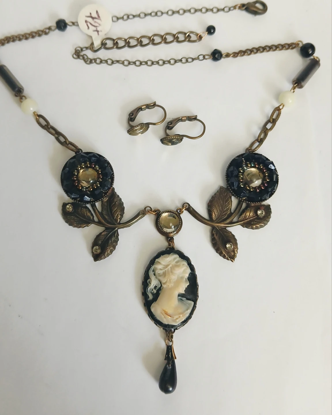 Choker with cameo pendant and earrings - photo 2