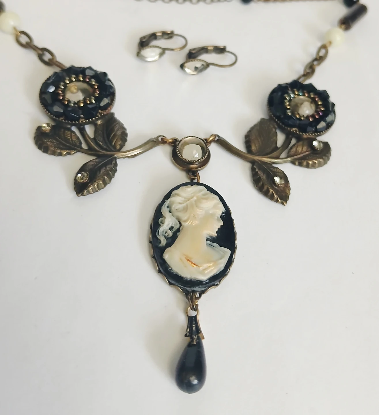 Choker with cameo pendant and earrings - photo 4