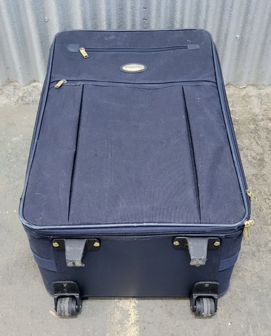 One way suitcase. Has a problem! - photo 3