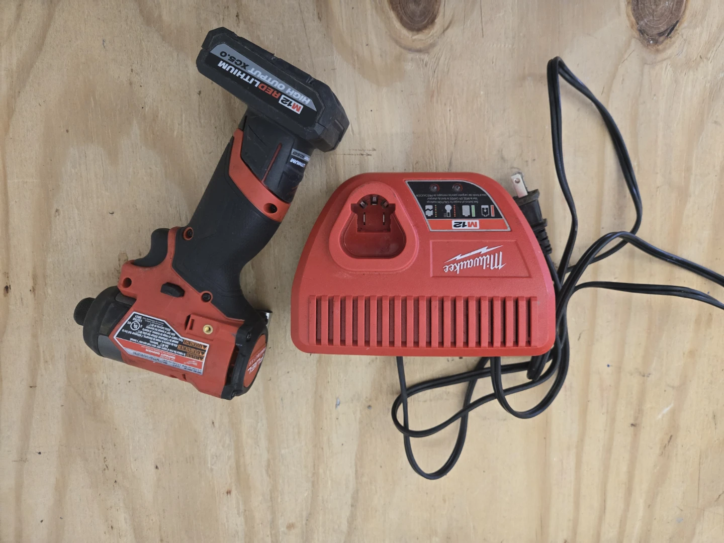 Milwaukee M12 1/4" Hex Impact Driver w/ Charger