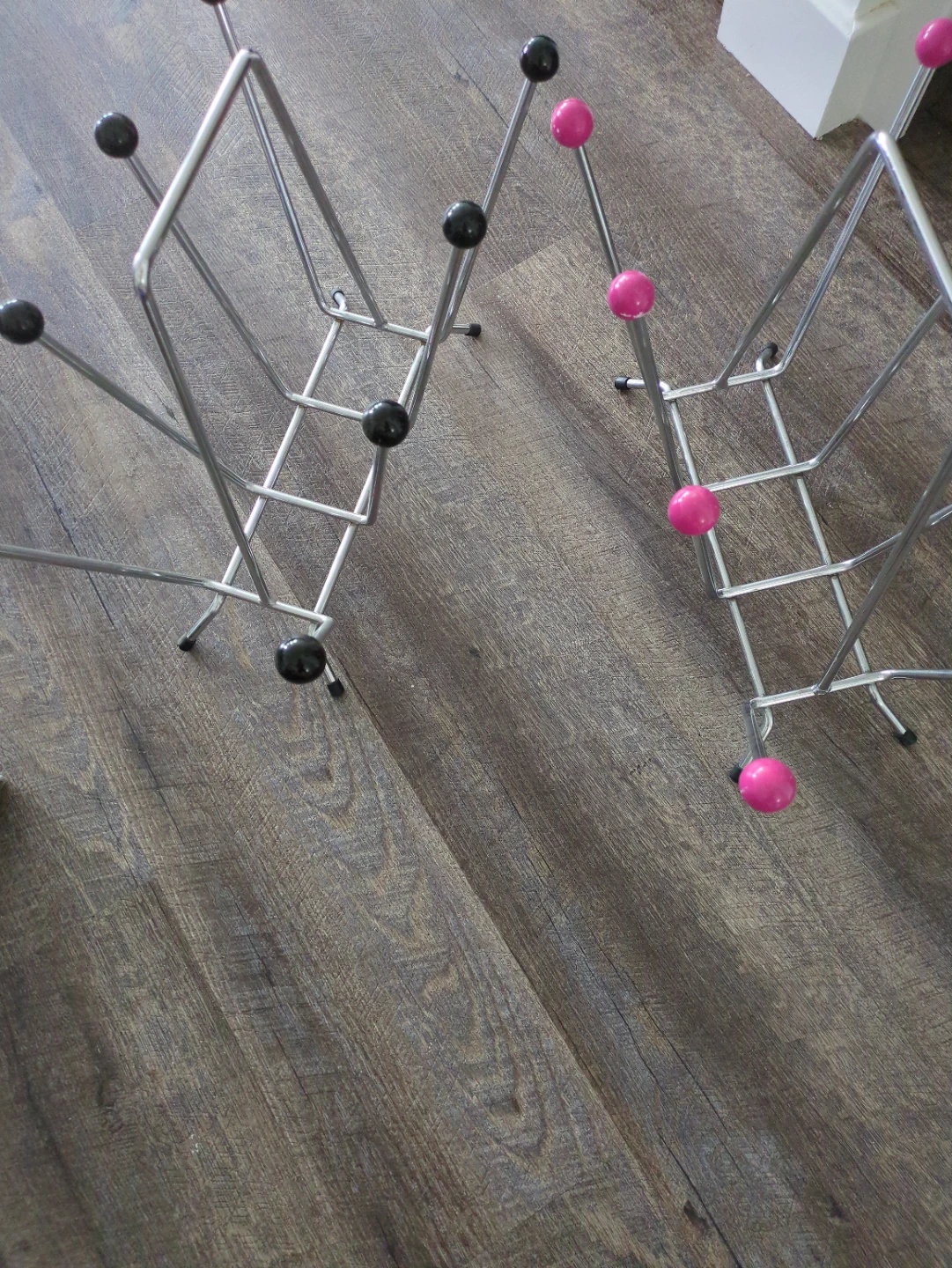 Metal Magazine Rack Holder with Pink and Black Balls