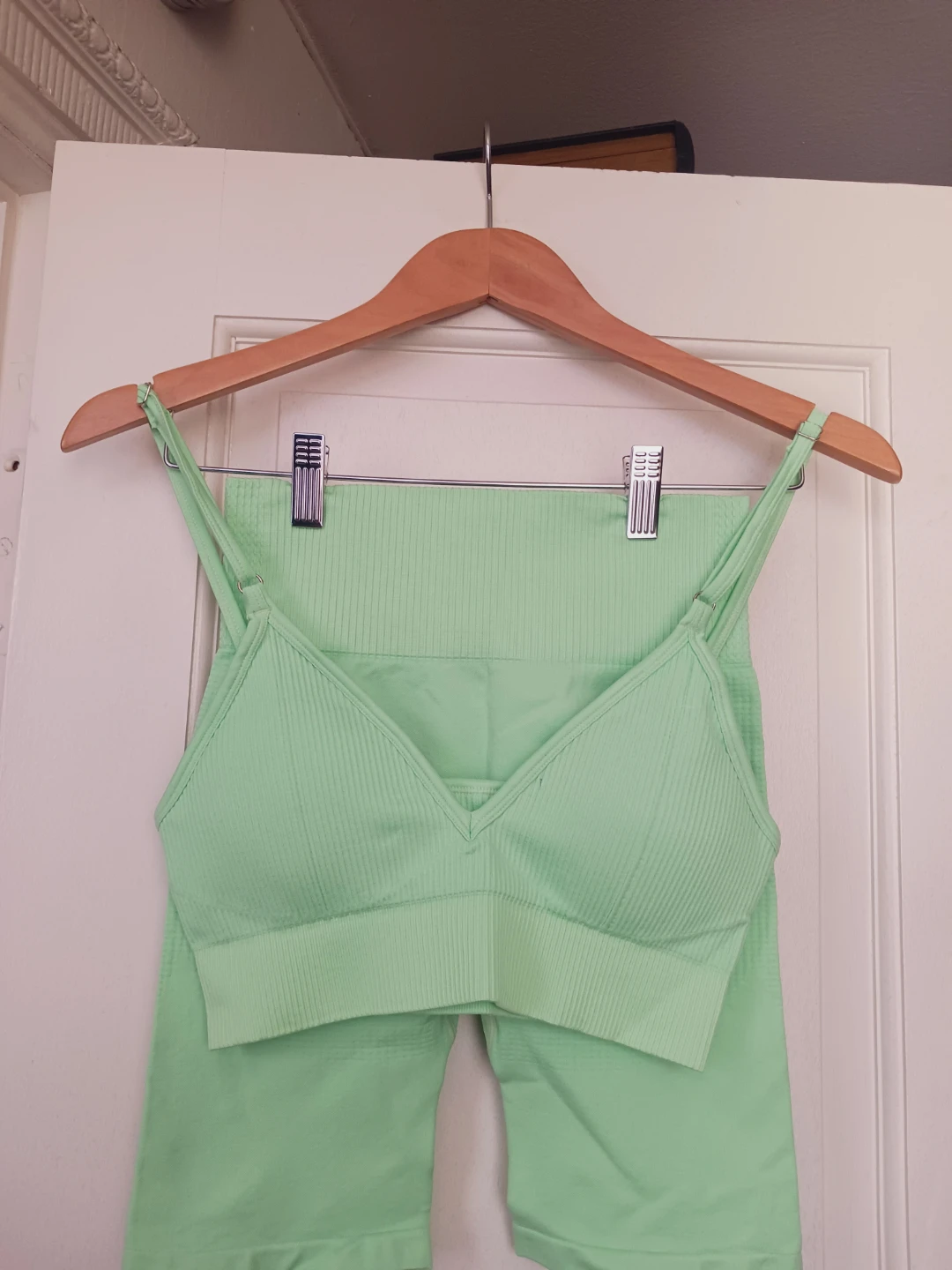 New !!! Light GreenSports Bra and Shorts Set. Small/ Medium - photo 2