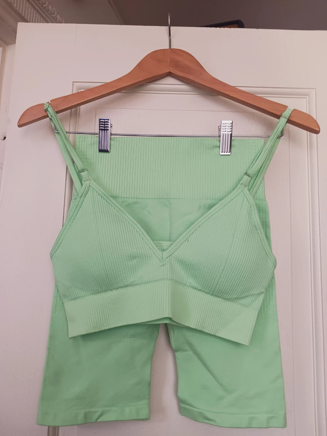 New !!! Light GreenSports Bra and Shorts Set. Small/ Medium - photo 3