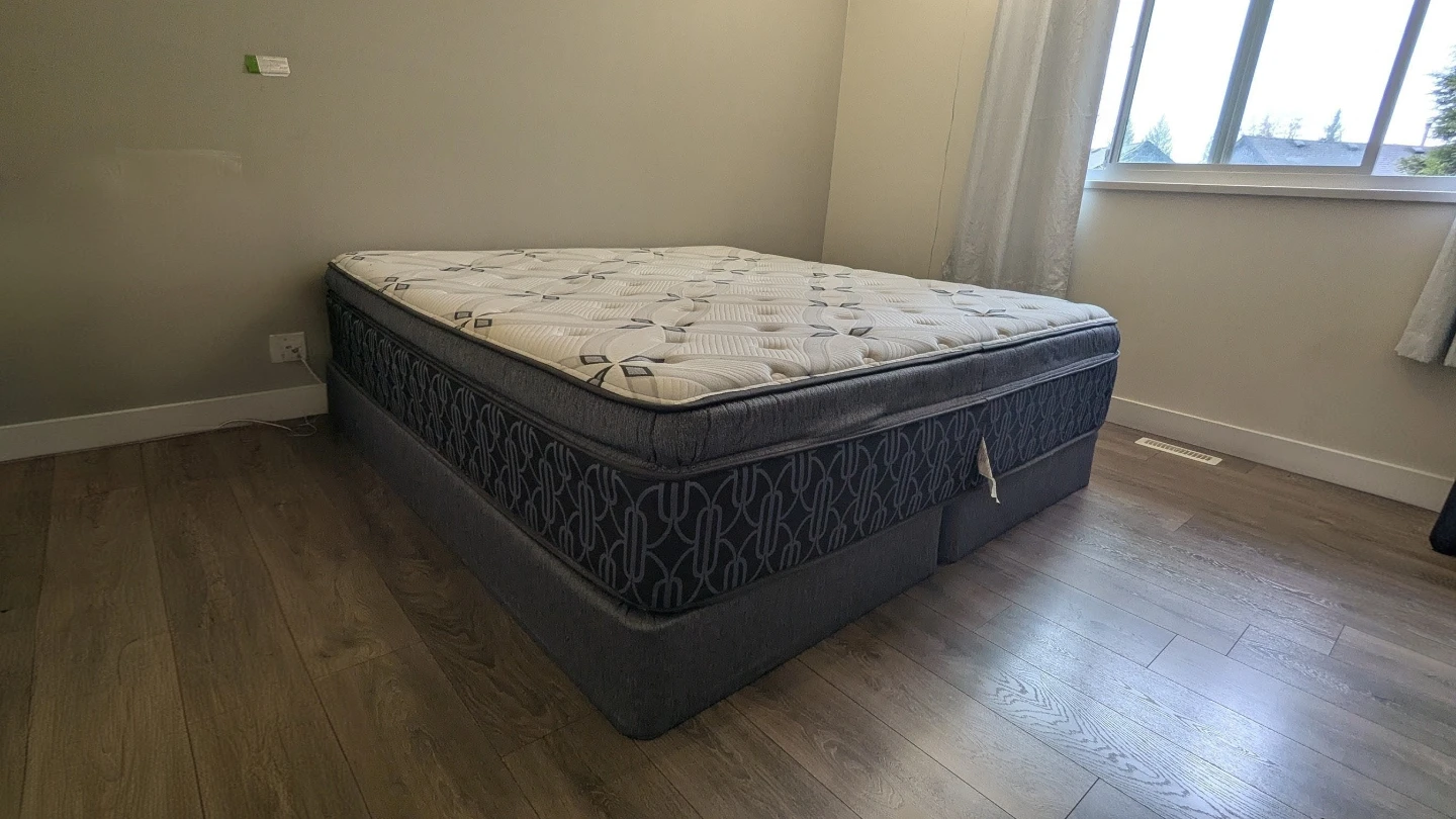 King Size Serta Mattress Set  – originally  from The Brick!📝