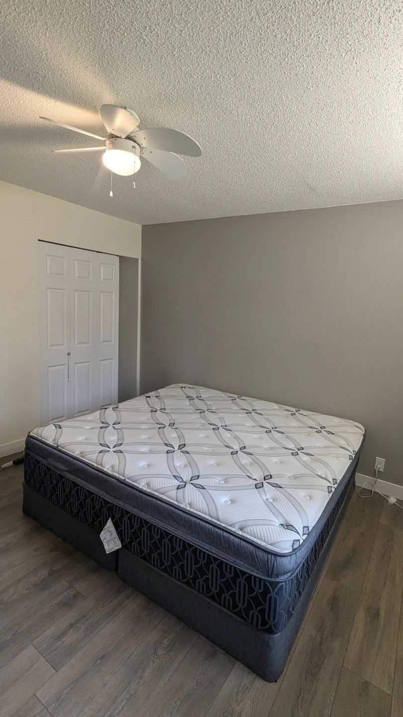 King Size Serta Mattress Set  – originally  from The Brick!📝 - photo 2