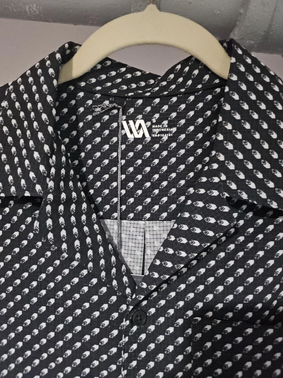 Vrst Performance Resort Shirt - Black/White Pattern - Medium