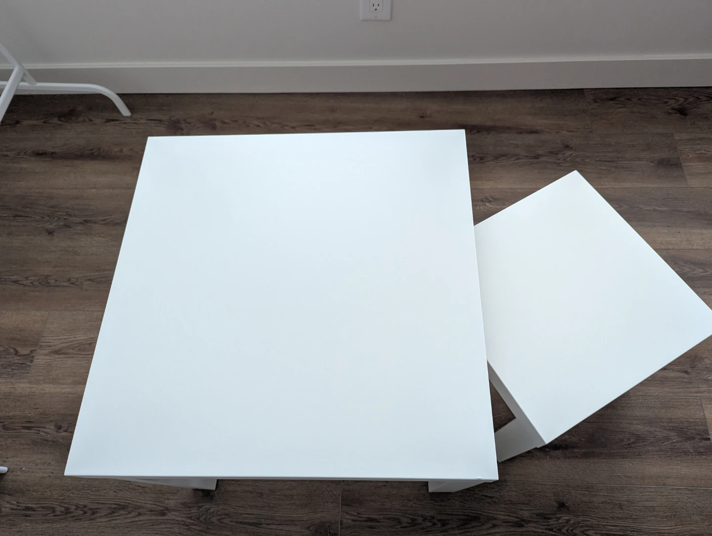 Set of 2 White Nesting Side Tables - photo 2