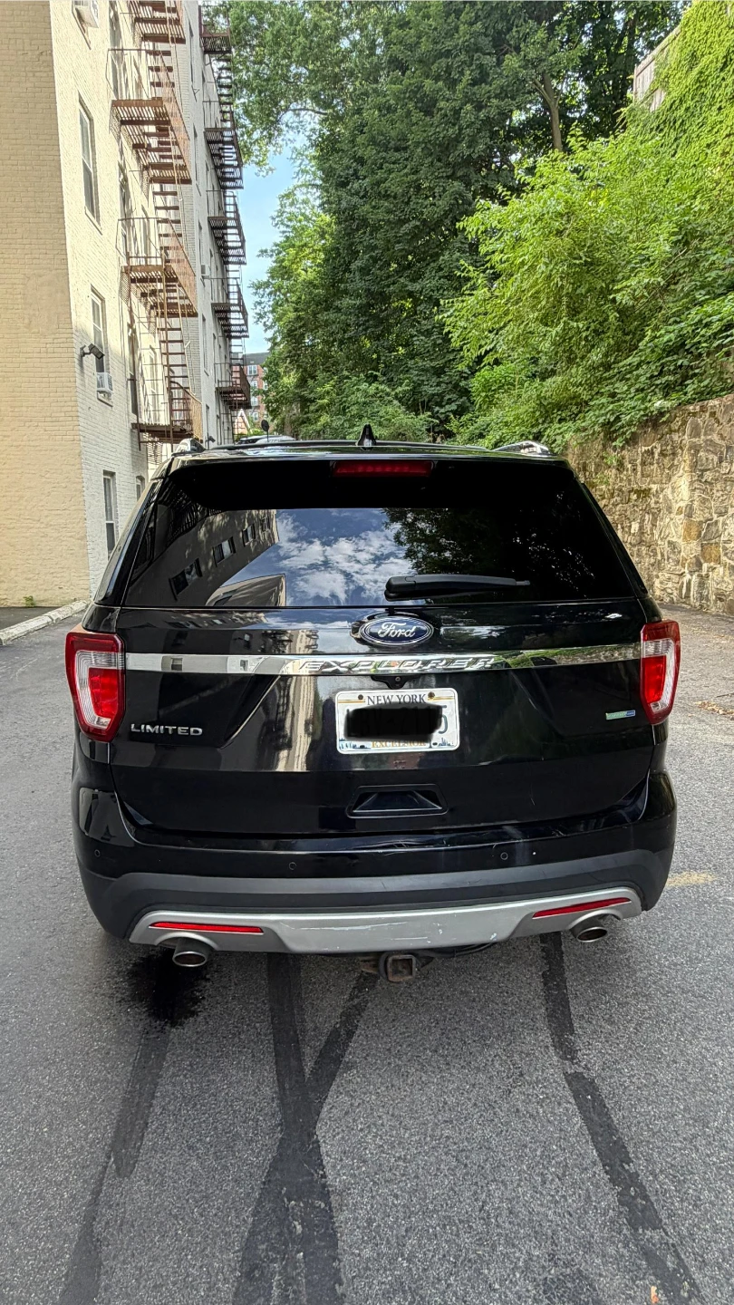 Black Ford Explorer Limited SUV
