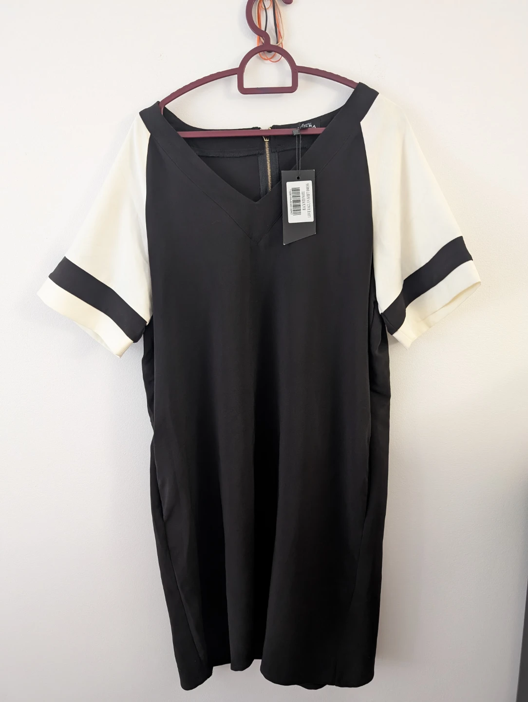 BNWT Zalora Black & White Shift Dress V neck w pockets ptp 20"