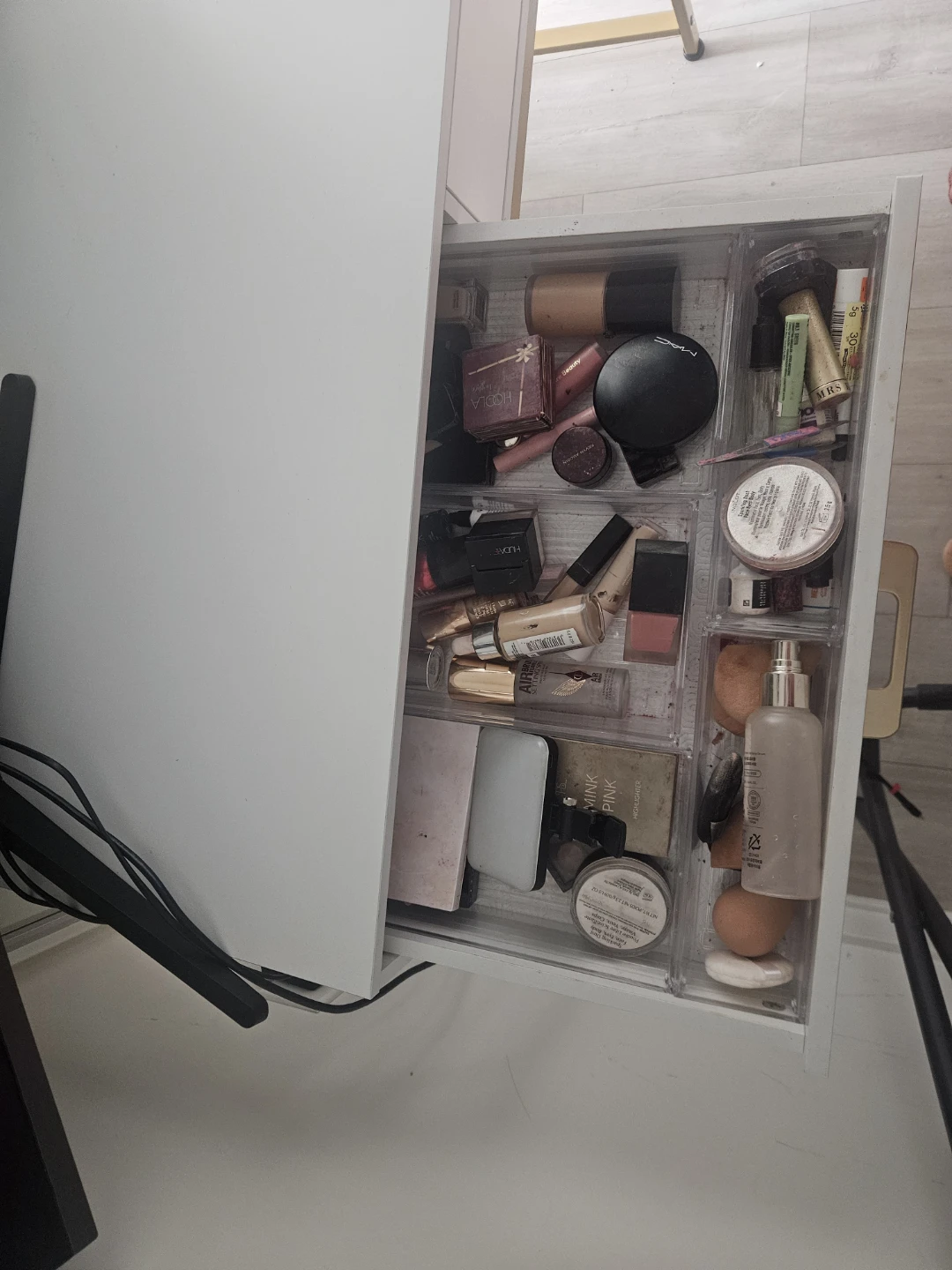 White Vanity Desk with Gold Legs - photo 4