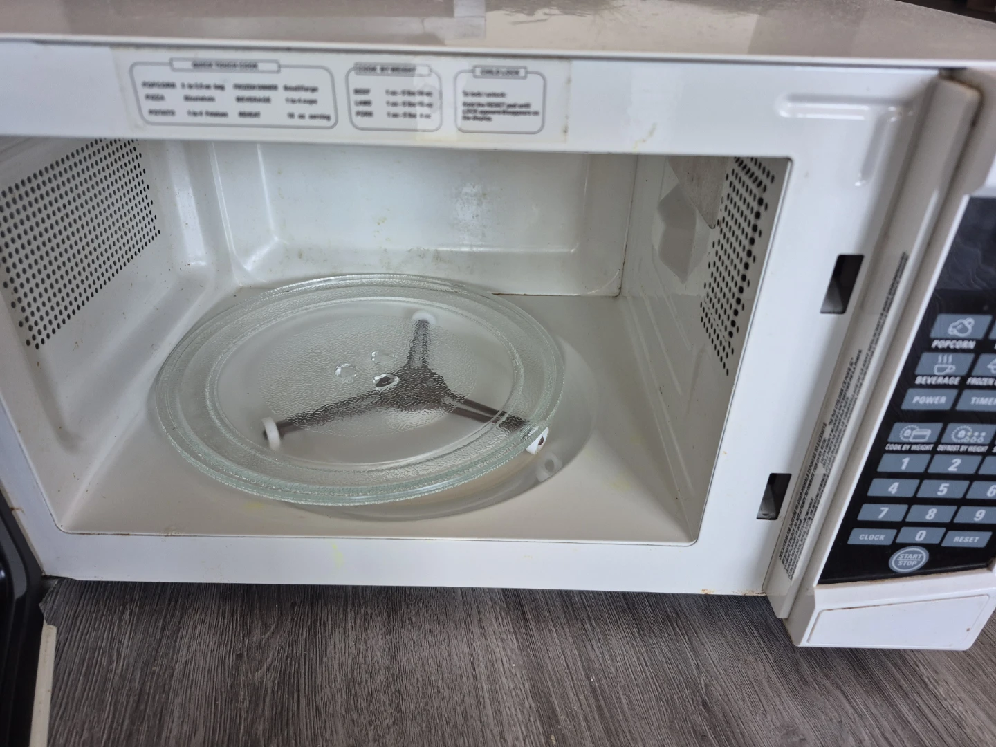 RCA Microwave Oven - photo 2