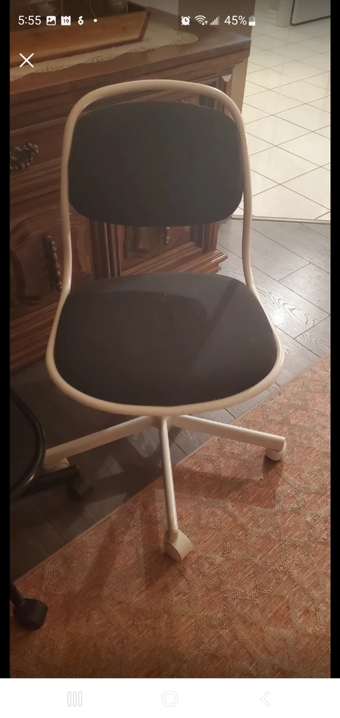 Black office chair with white frame ⚽️⚽️⚽️