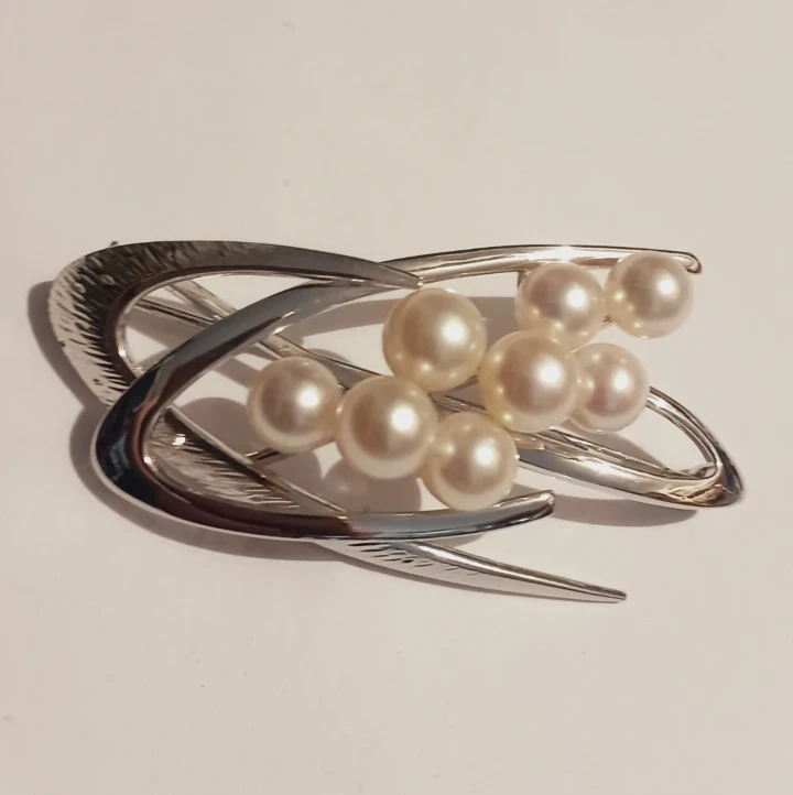 AUTHENTIC SIGNED MIKIMOTO AKOYA CULTURED PEARLS BROOCH