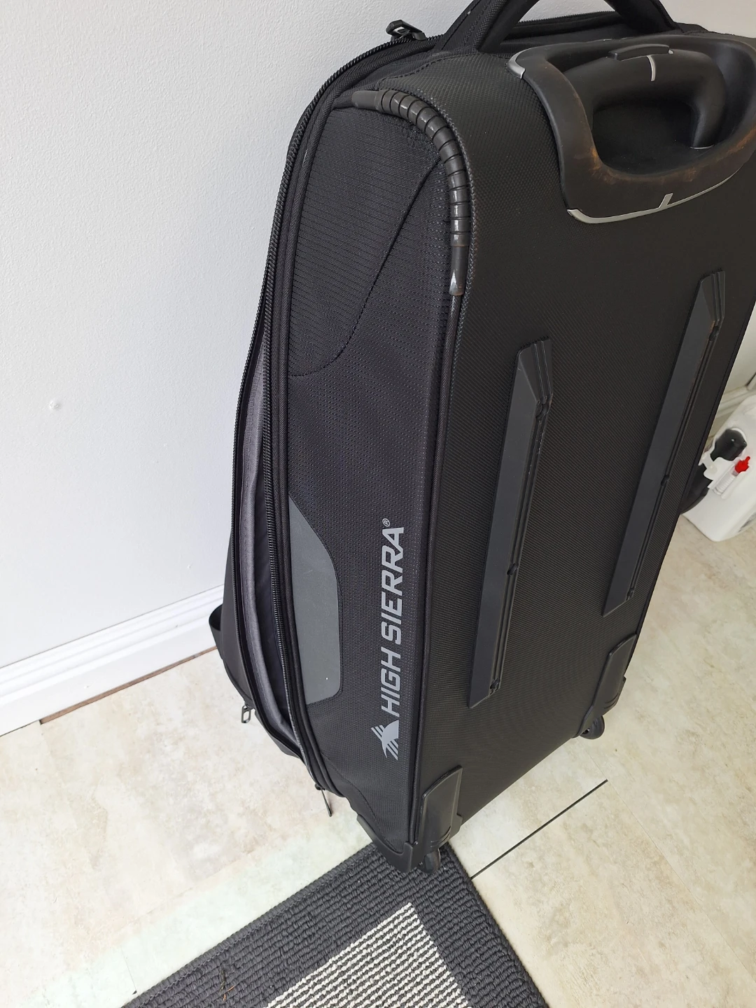 High Sierra Black Rolling Suitcase - photo 5