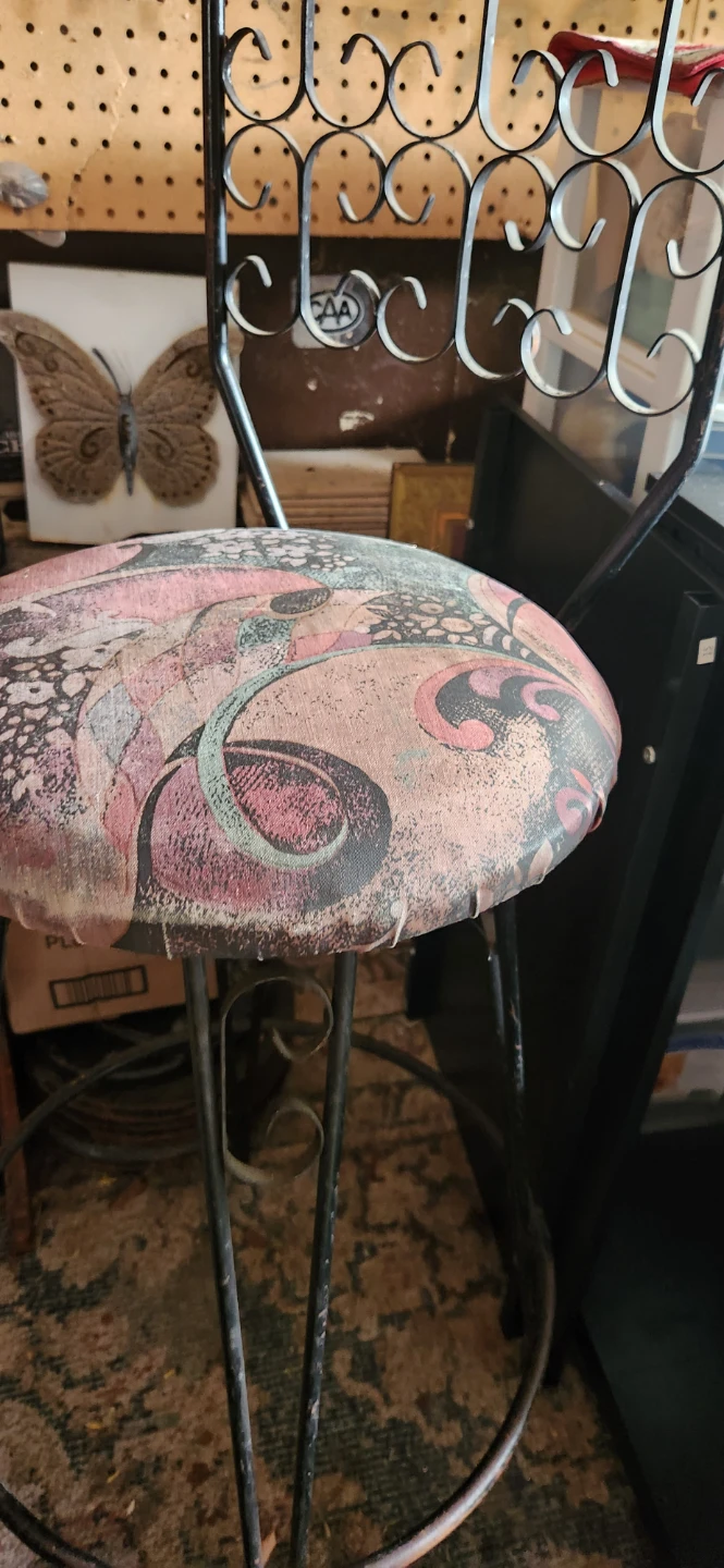 2 Bar Stool with Swirl Pattern Seat⚽