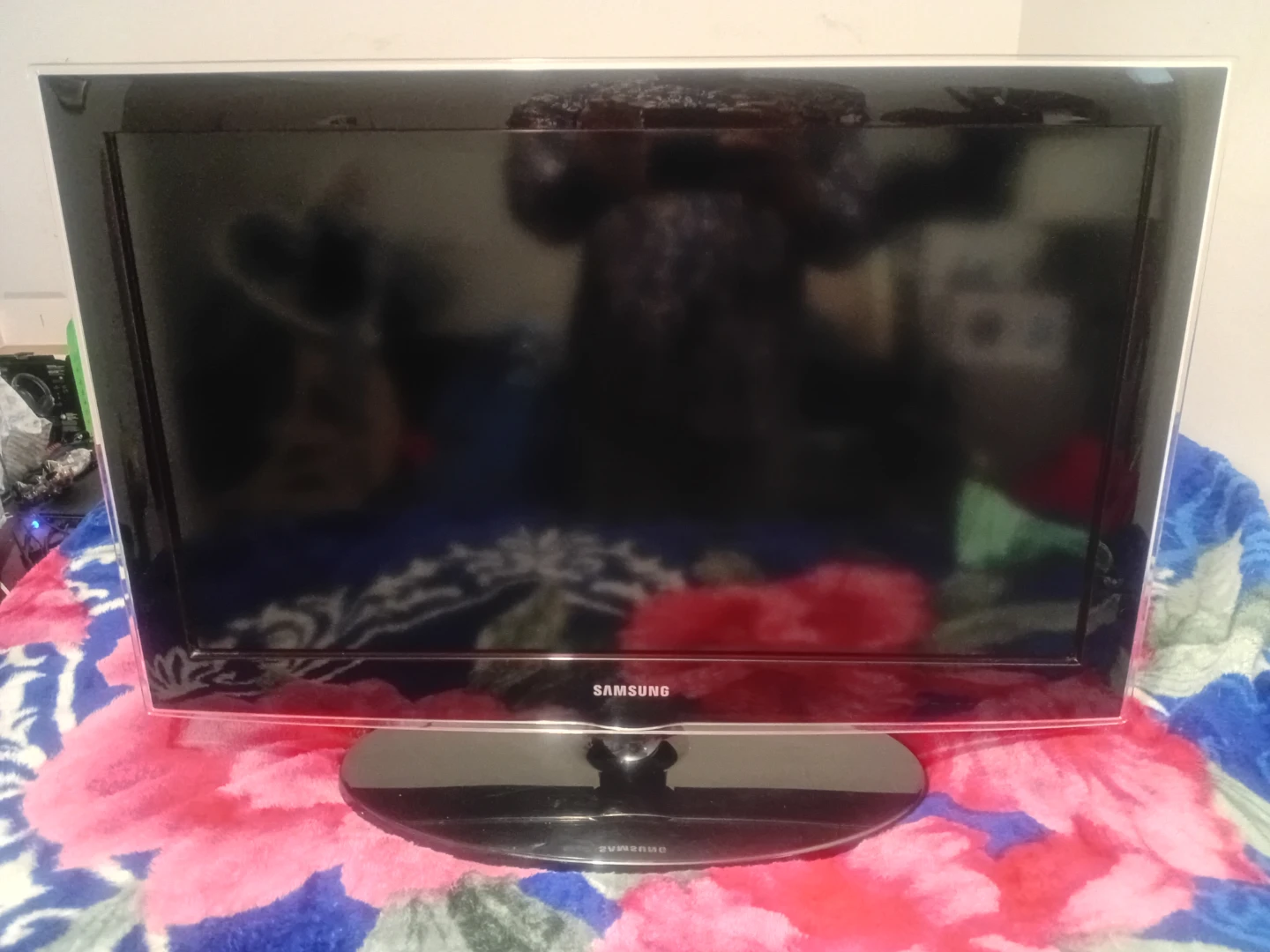 Samsung 32-inch Flat Screen TV - photo 2