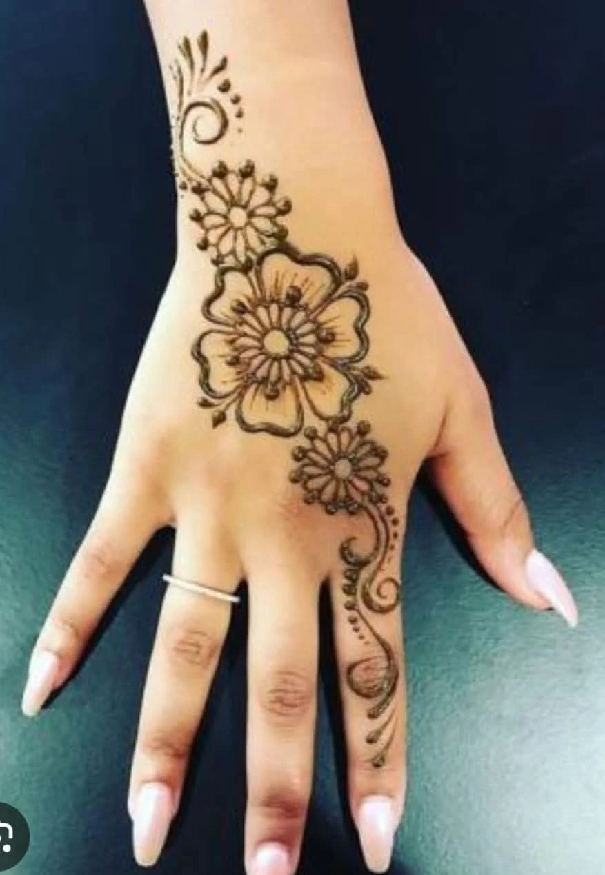 Henna artist