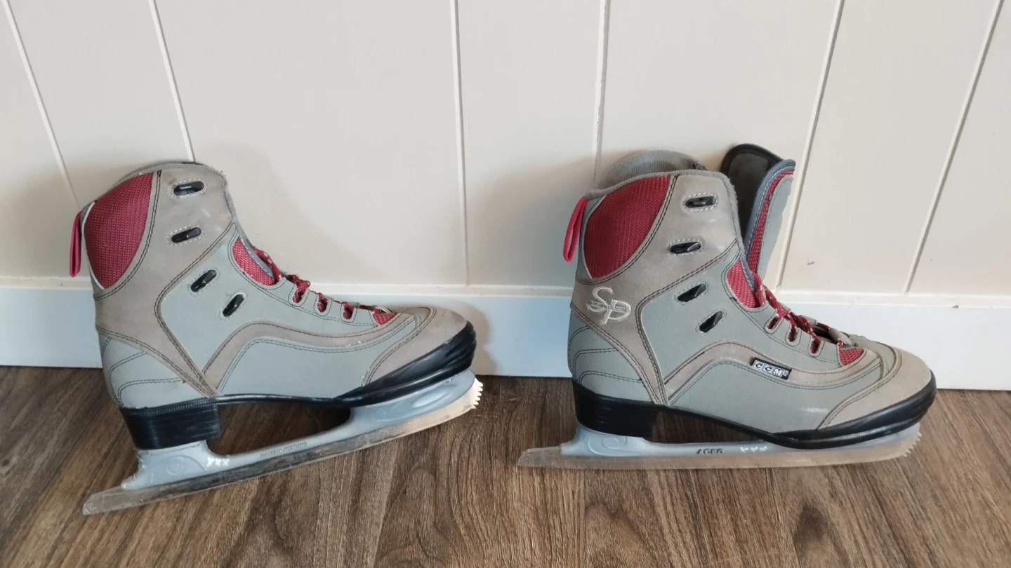 Figure skates size 8