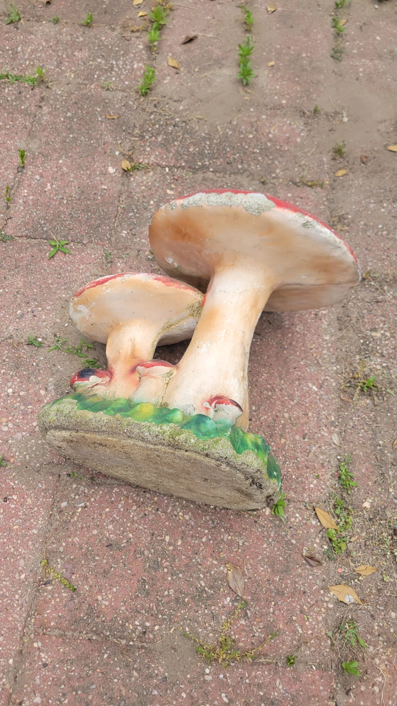 Mushroom Garden Decor Statue - photo 4