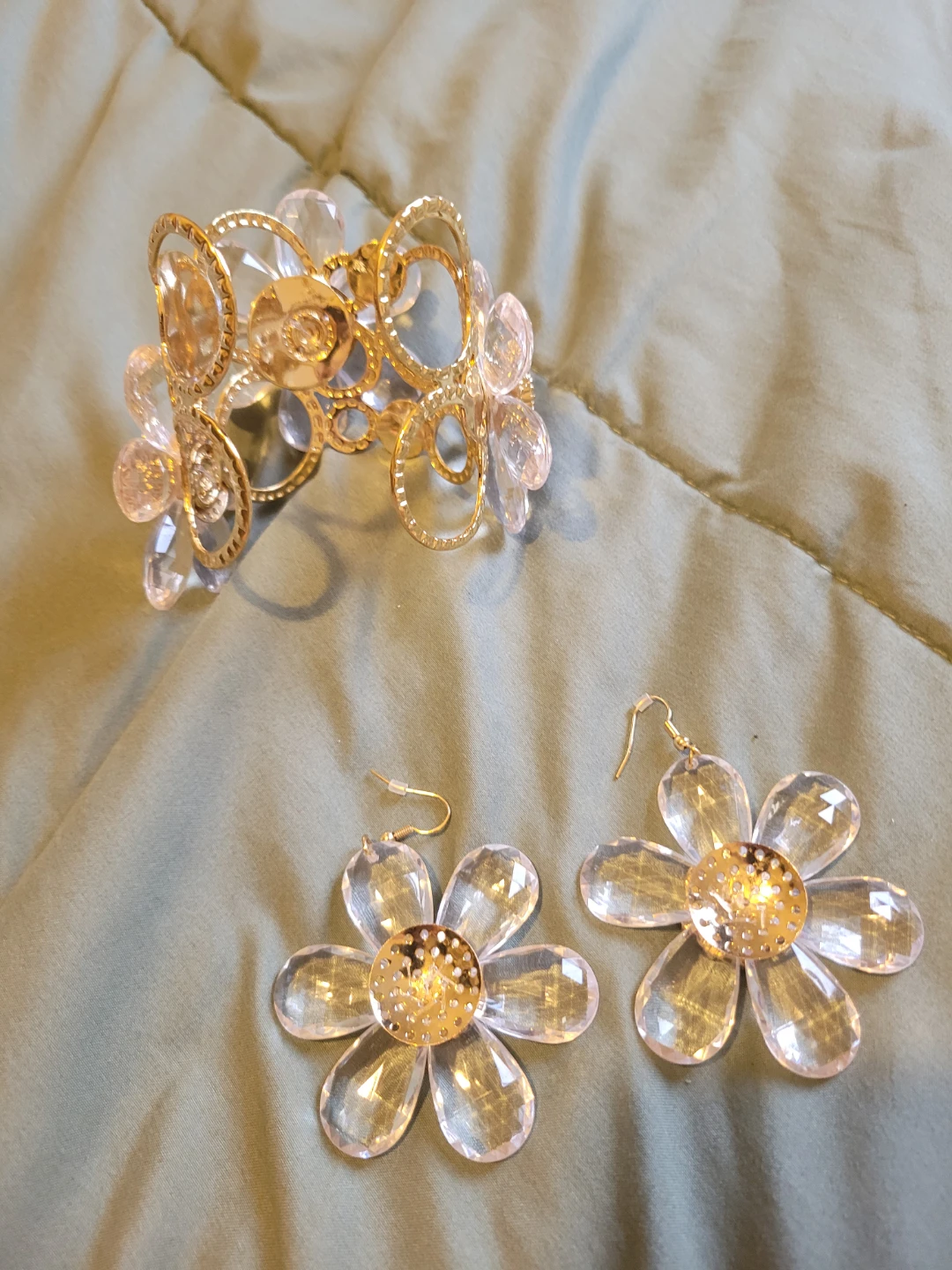 Gold tone flower bracelet and earrings set