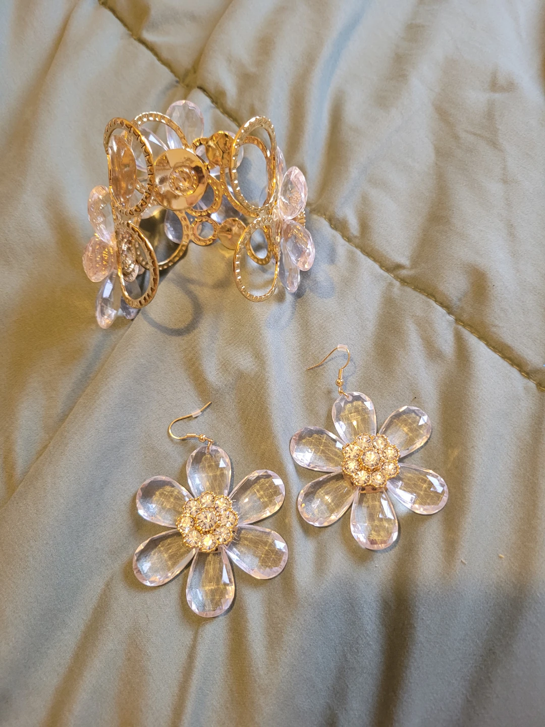 Gold tone flower bracelet and earrings set - photo 2