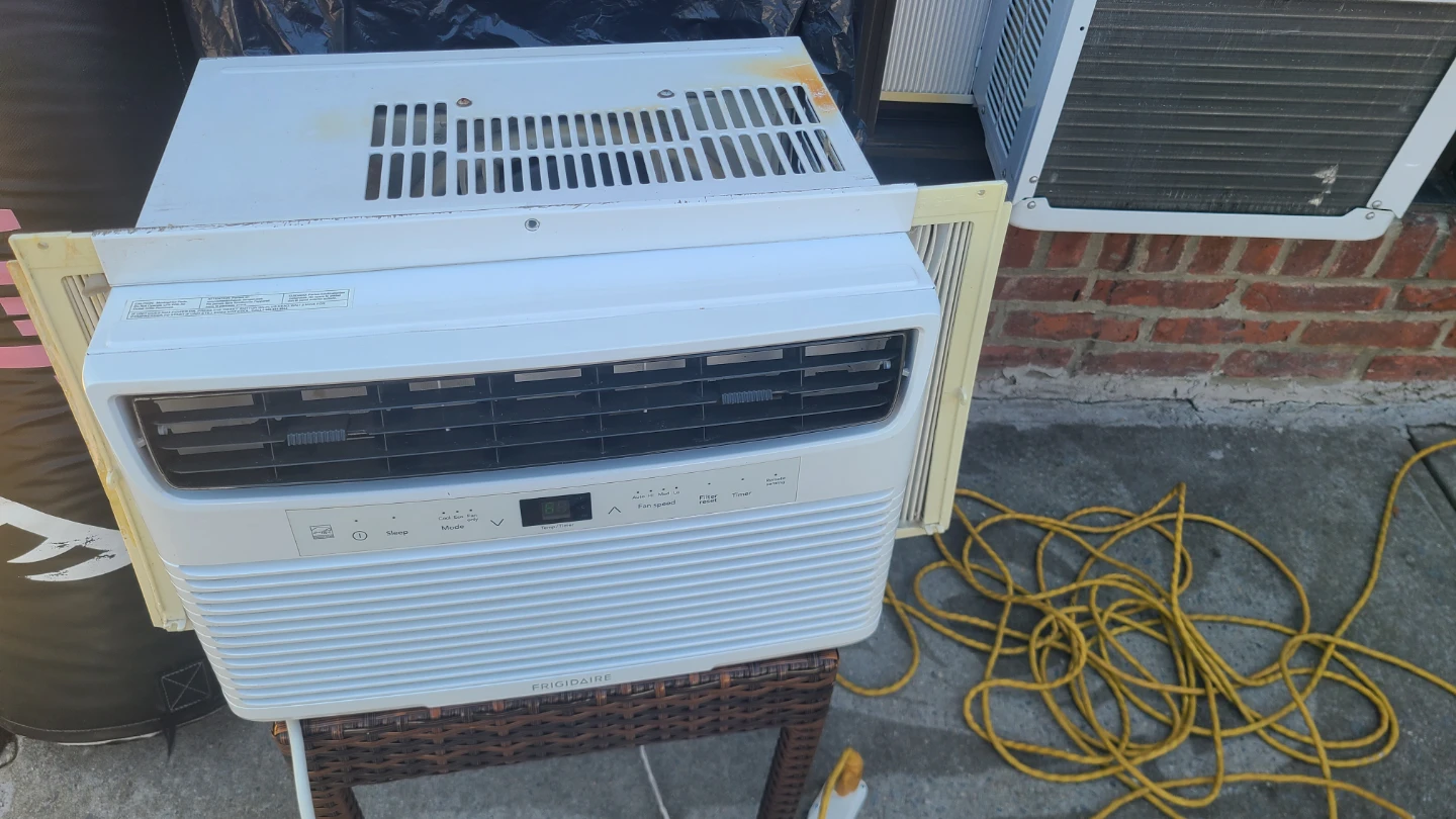 Frigidaire Window Air Conditioner - photo 2