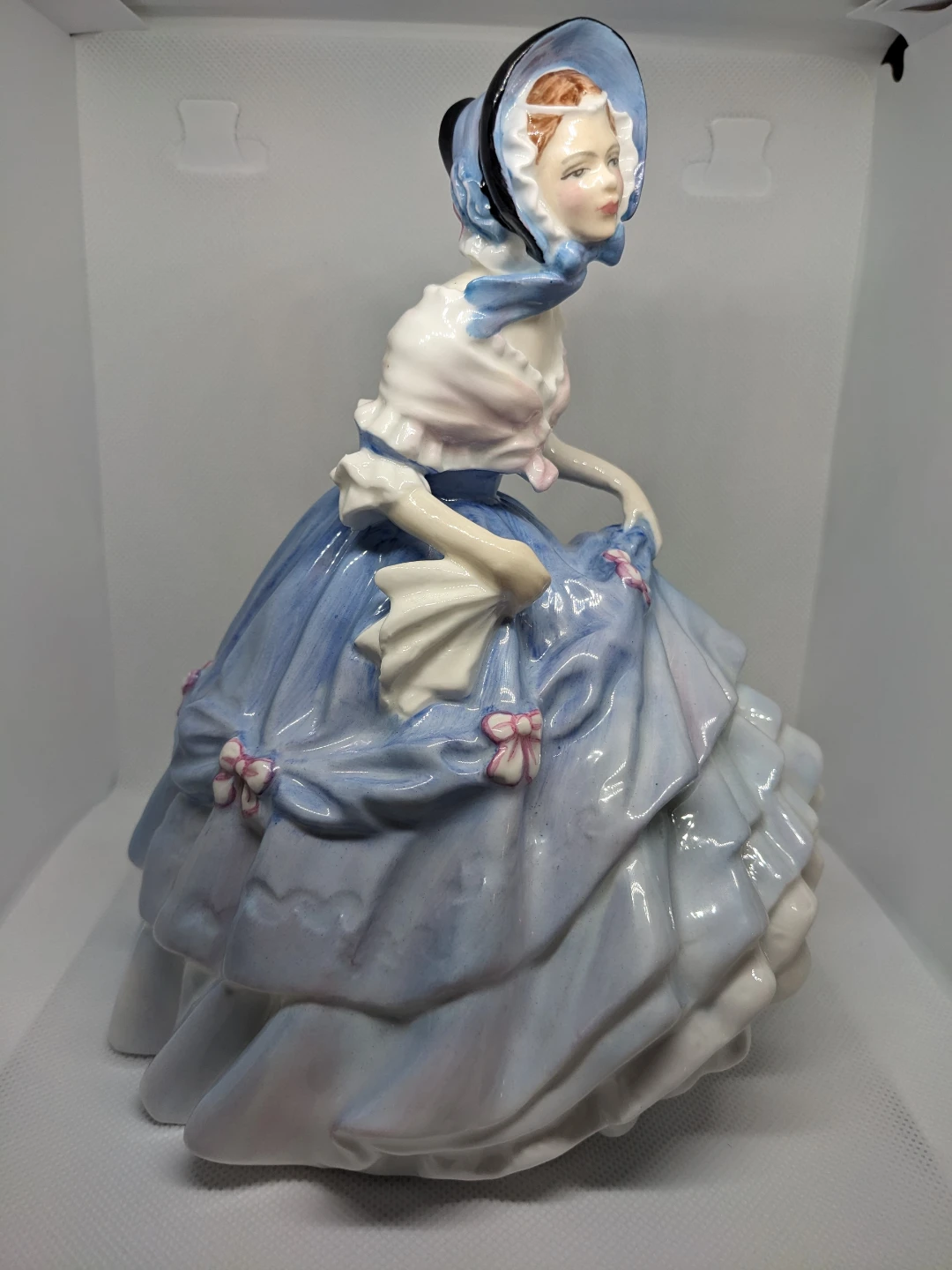 Royal Doulton "Alice" Vintage Figure - photo 2