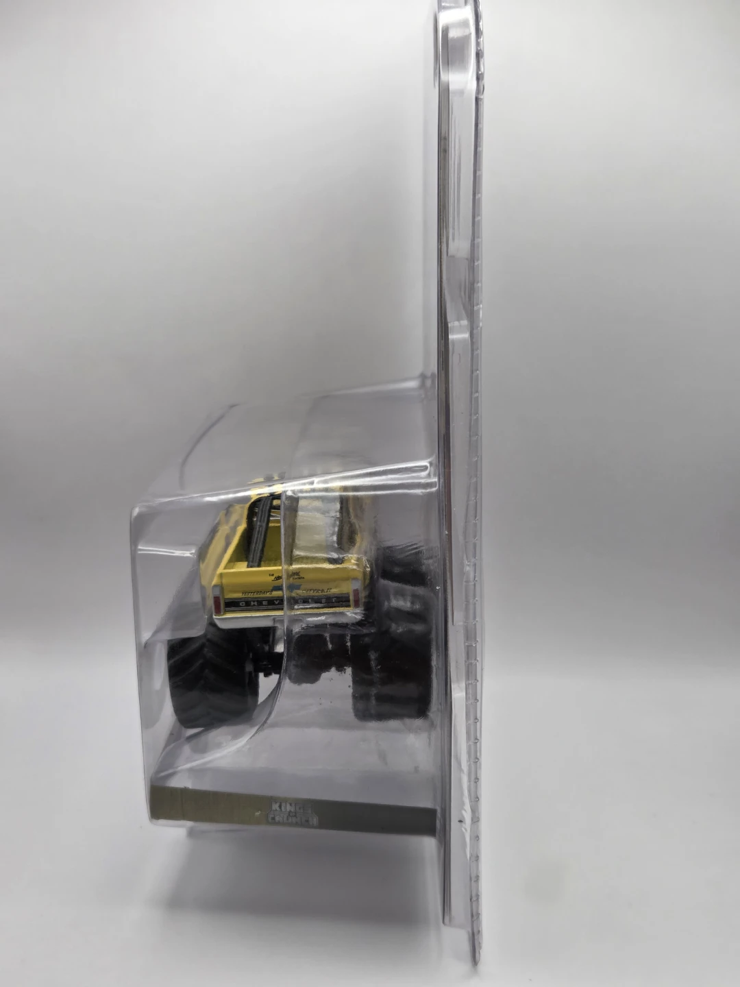 Greenlight Kings of Crunch Big Bear 1972 Chevy C20 1:64 - photo 2