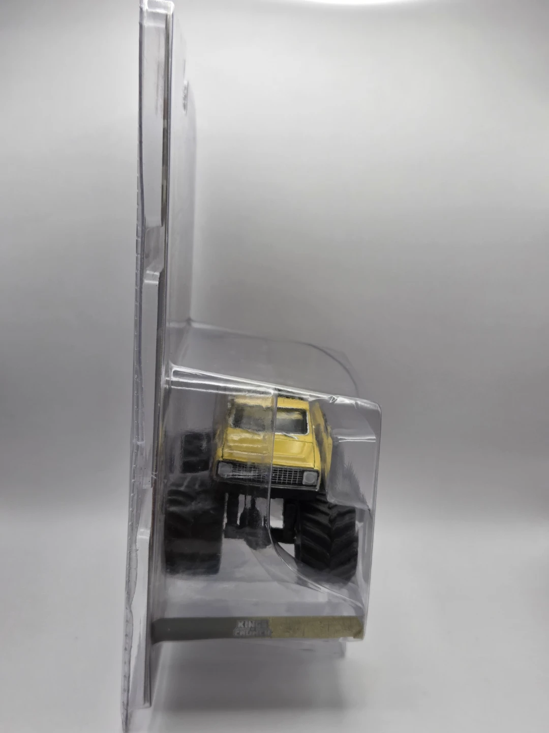 Greenlight Kings of Crunch Big Bear 1972 Chevy C20 1:64 - photo 4