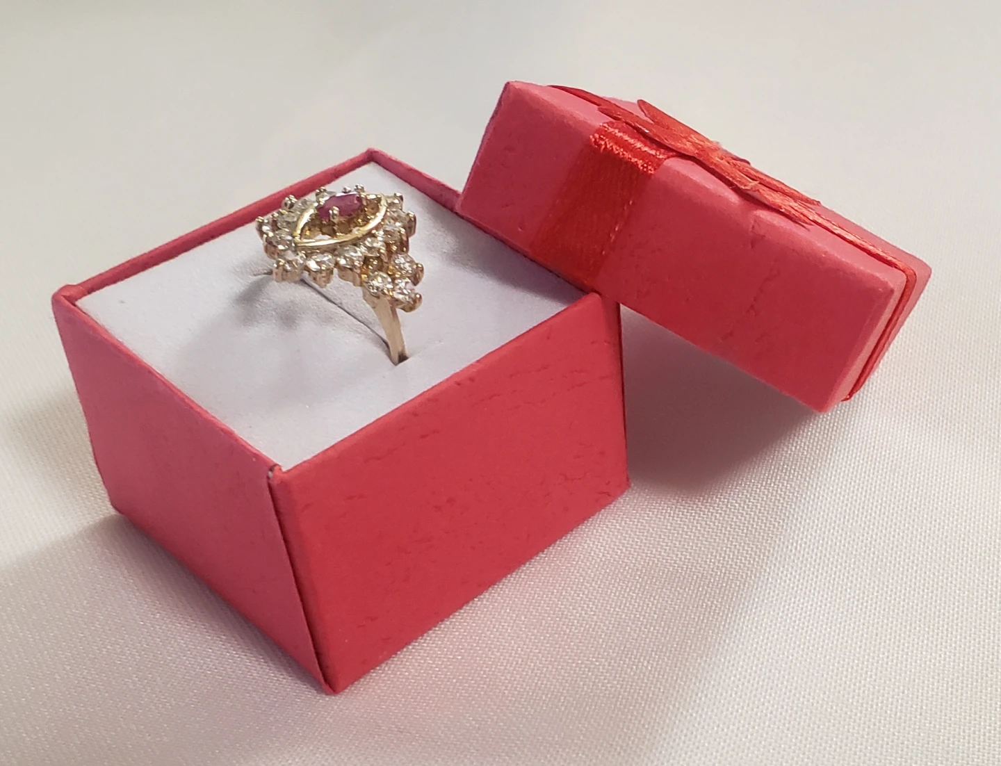 Like new 10K Real Gold W Ring With Ruby Center Stone - photo 2