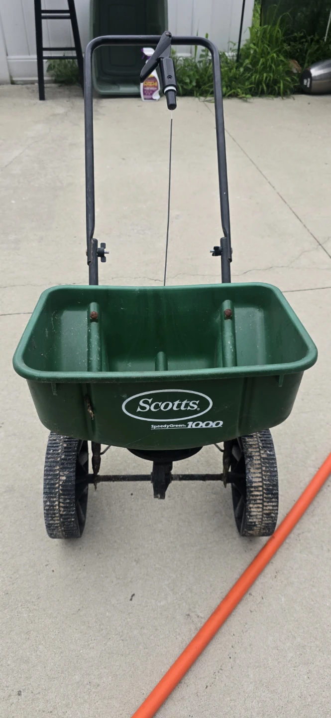 Scotts SpeedyGreen 1000 Broadcast Spreader