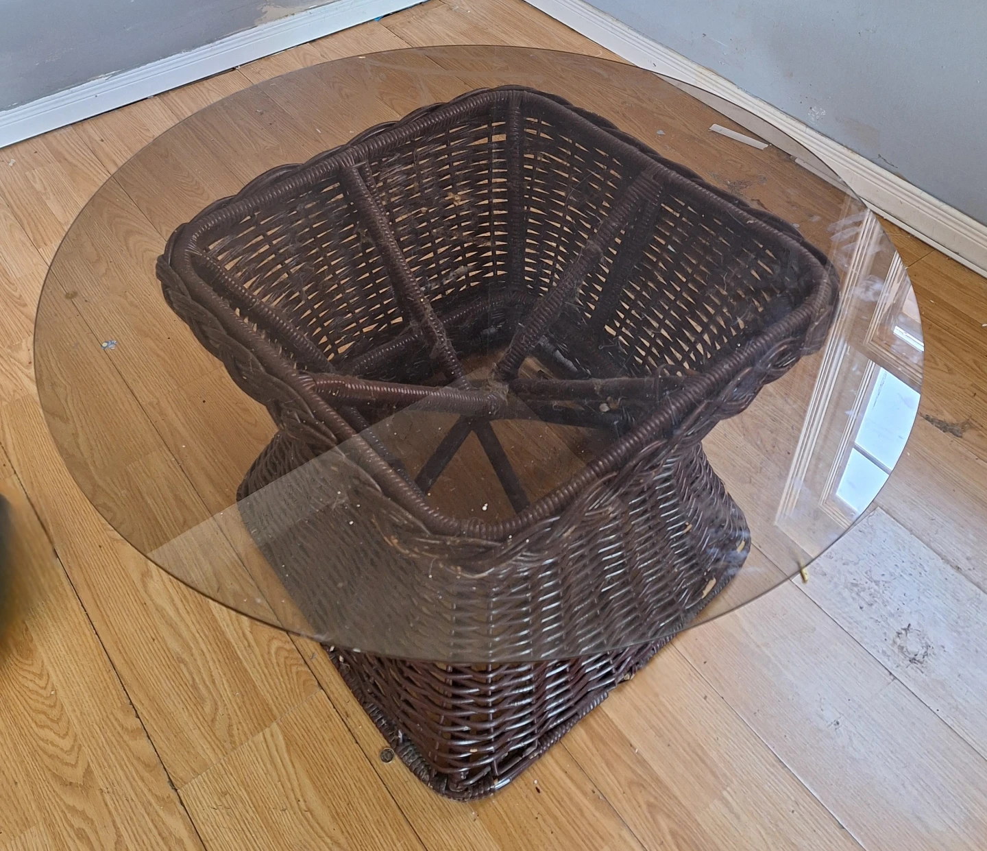 Round Glass Top Coffee Table with Wicker Base ⚽