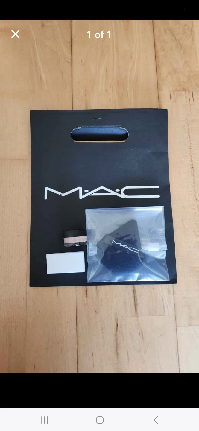 MAC Lightweight Foundation & Black Power Puff