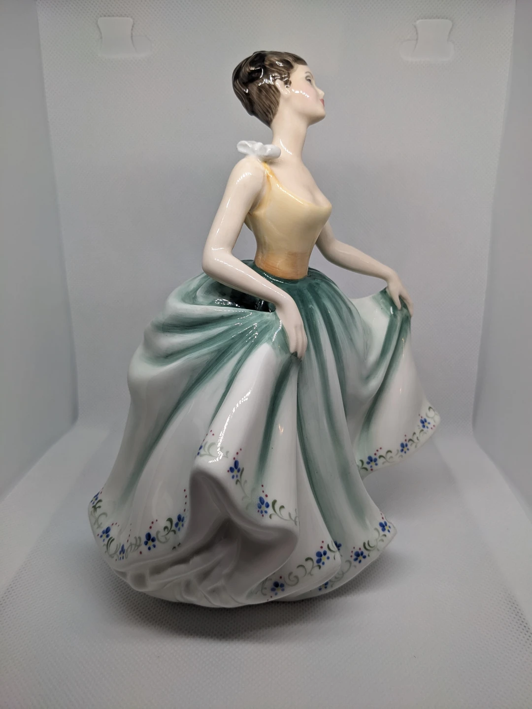 Royal Doulton "Cynthia" Vintage Figure - photo 5