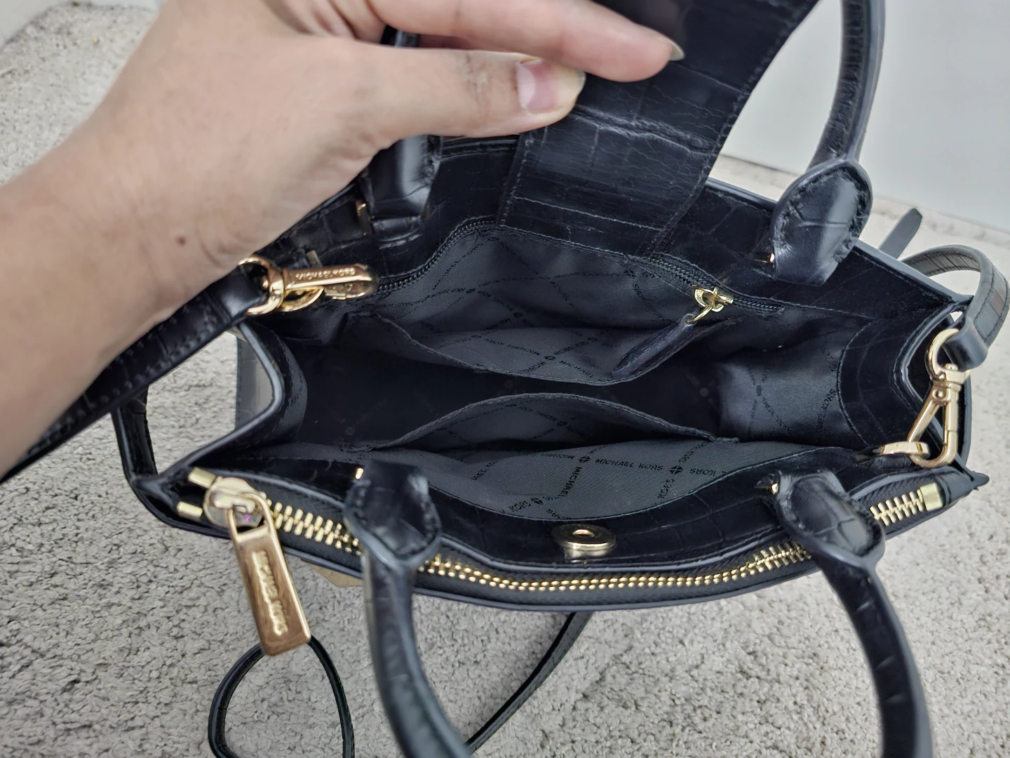 Authentic Michael Kors Black Croc Embossed Leather Handbag - photo 5