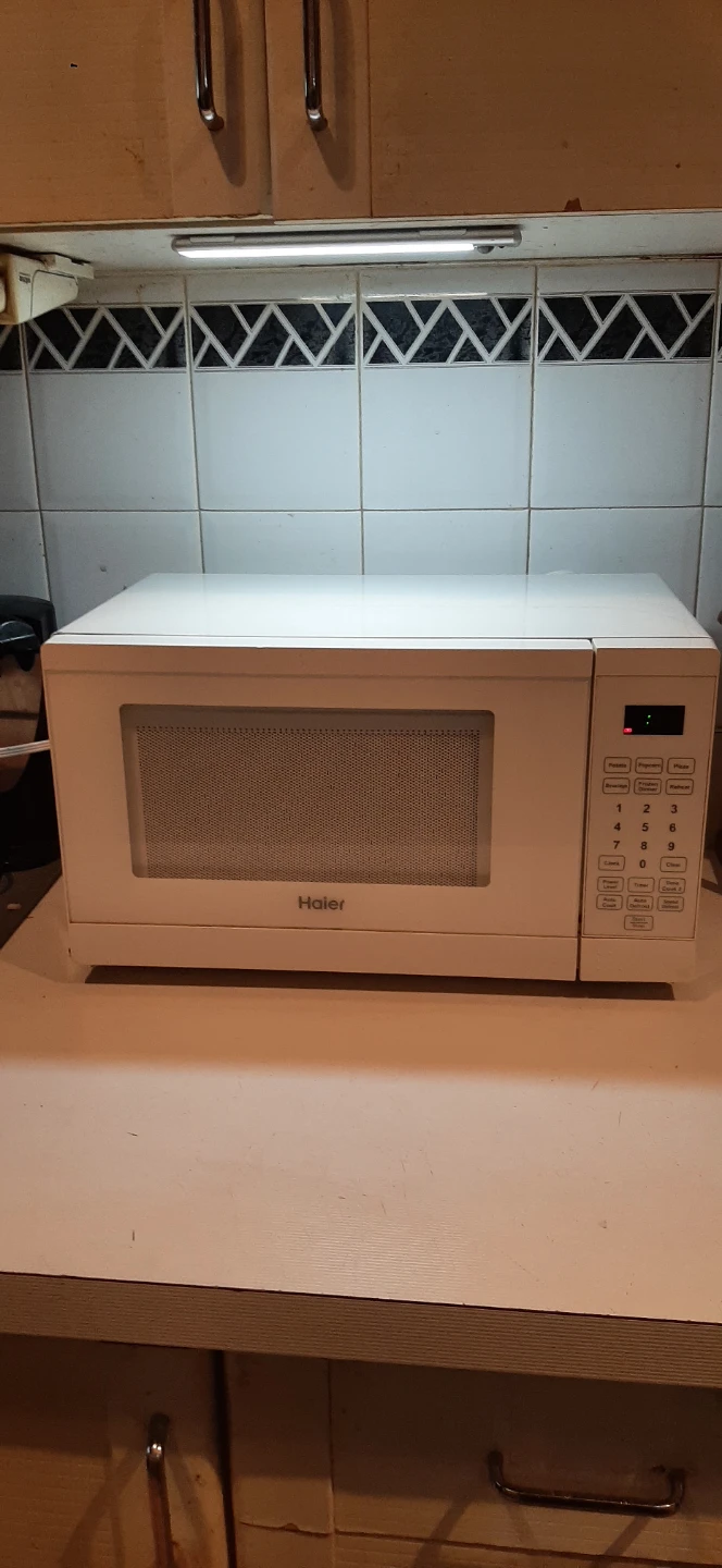 Haier Compact Countertop Microwave READ DESCRIPTION ON SIZE