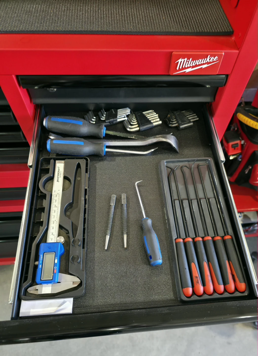 Milwaukee 46" Tool Box & Hutch Package - photo 5