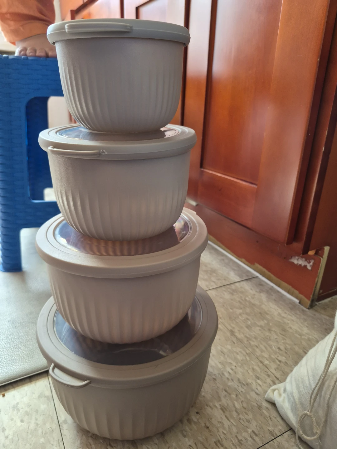 Set of 4 Stackable Storage Bowls with Lids