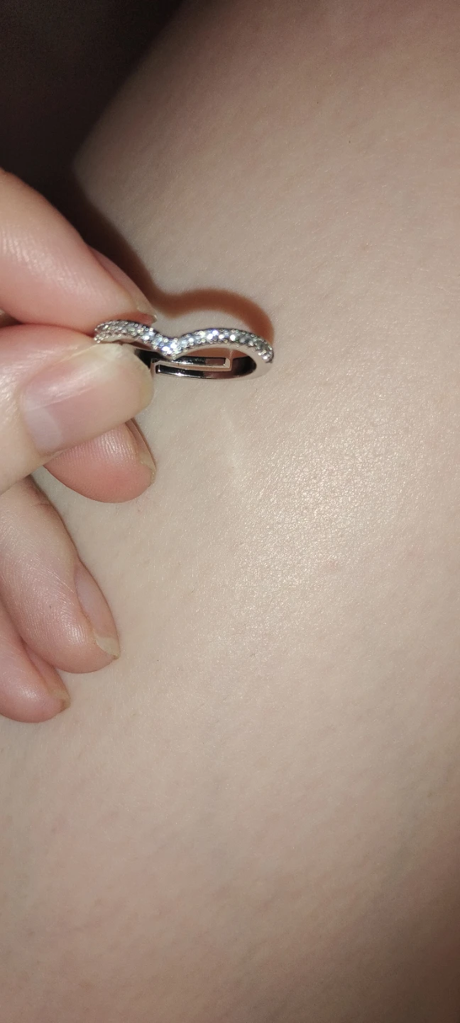 size 7 V-ring with small stones
