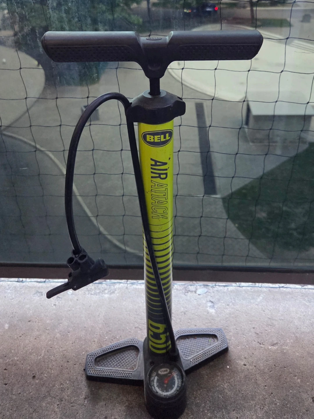 Bell Air Attack Bike Pump with Gauge ⚽️