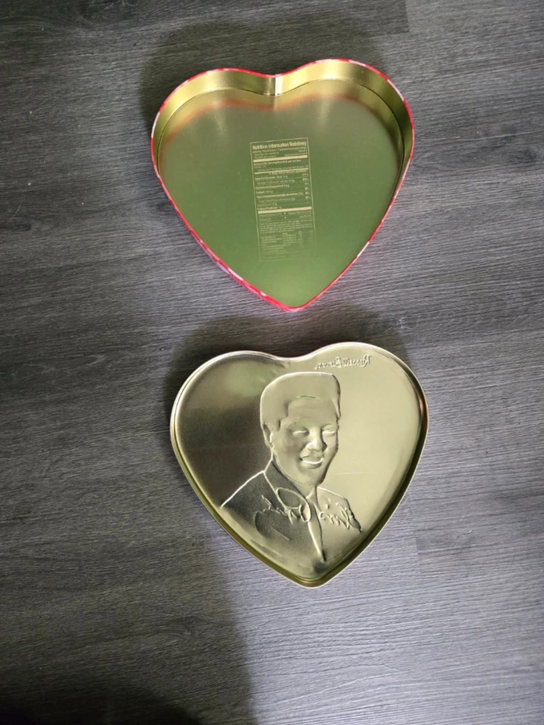 Russell Stover Heart Shaped Elvis Presley Tin - photo 2