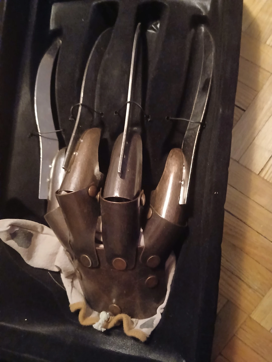 Freddy Krueger Supreme Edition Replica Metal Glove - photo 4