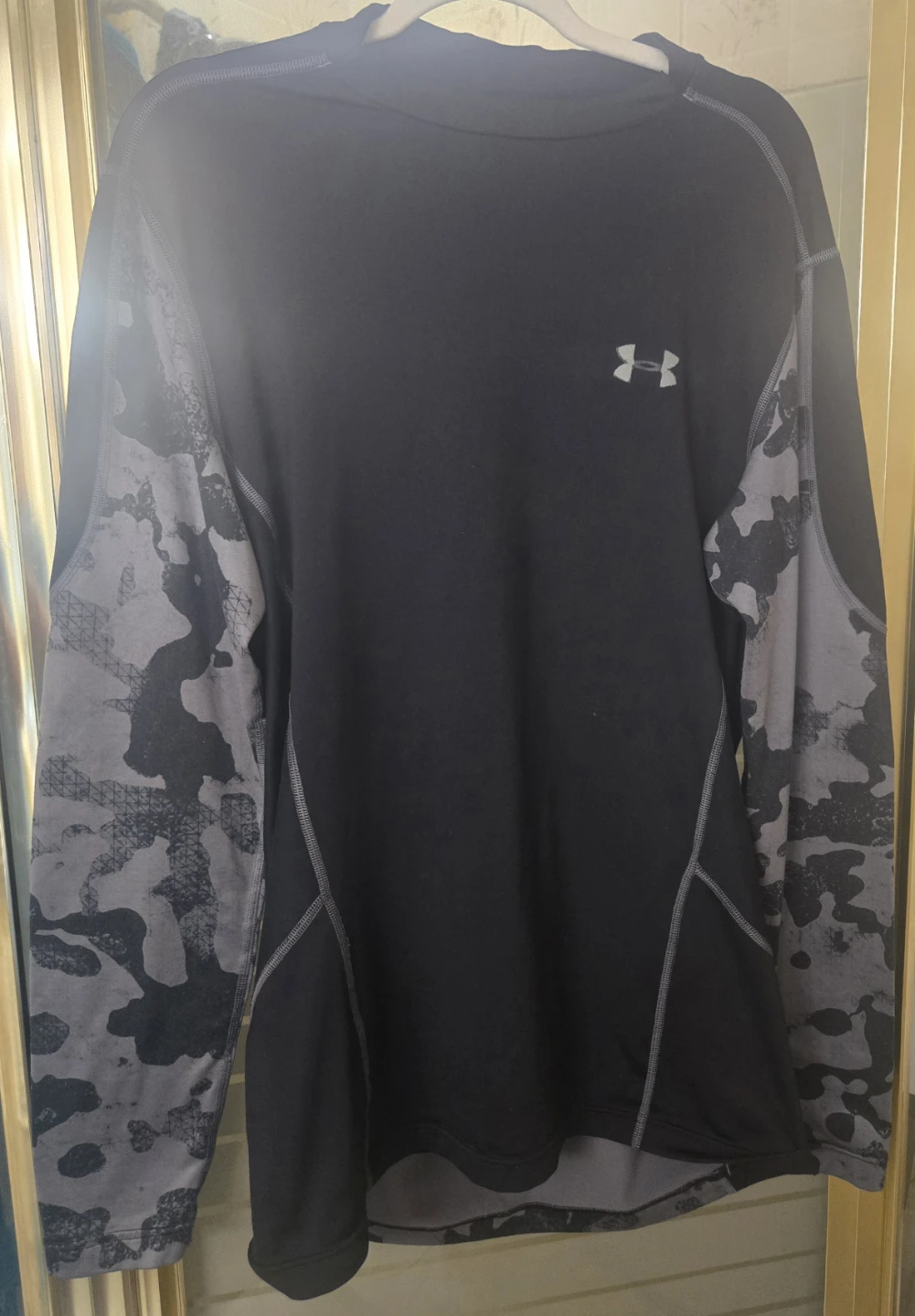Men's Medium Under Armour ColdGear fitted long sleeve.