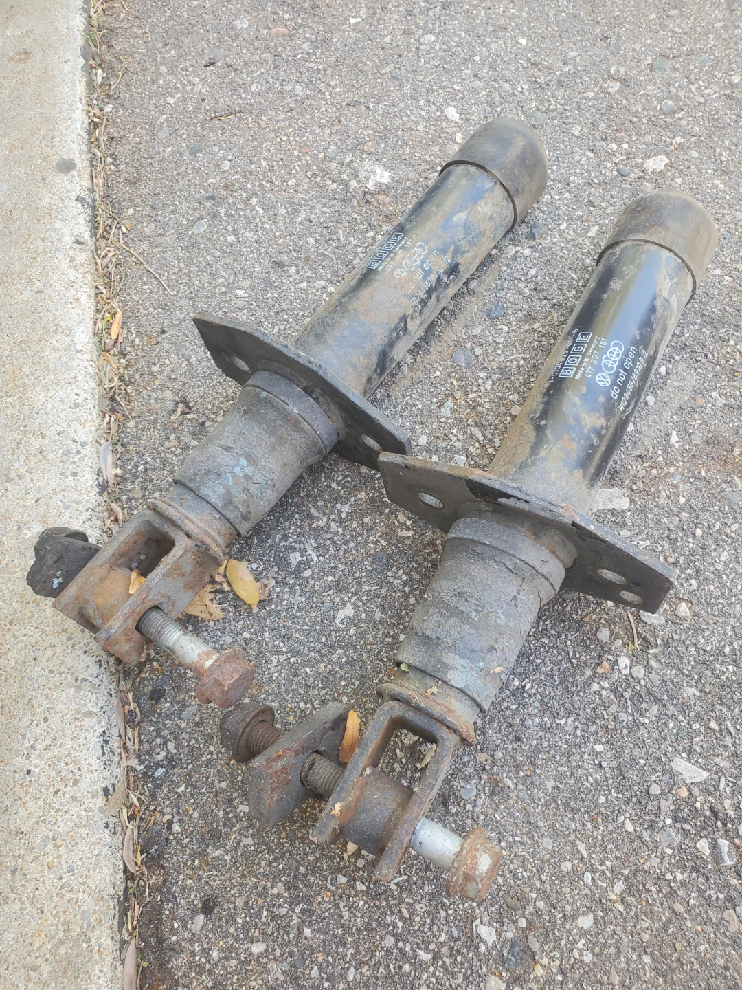 Porsche 944 bumper mounts/shocks