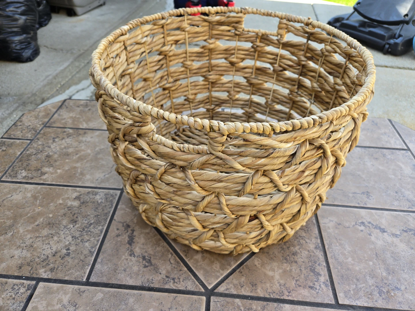Woven Water Hyacinth Basket - photo 2