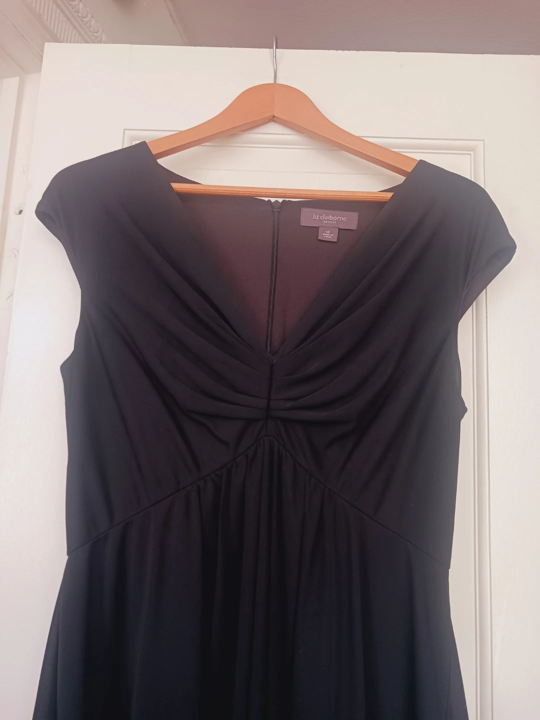 New !! Liz Claiborne Black Cap Sleeve V-Neck Dress - photo 3