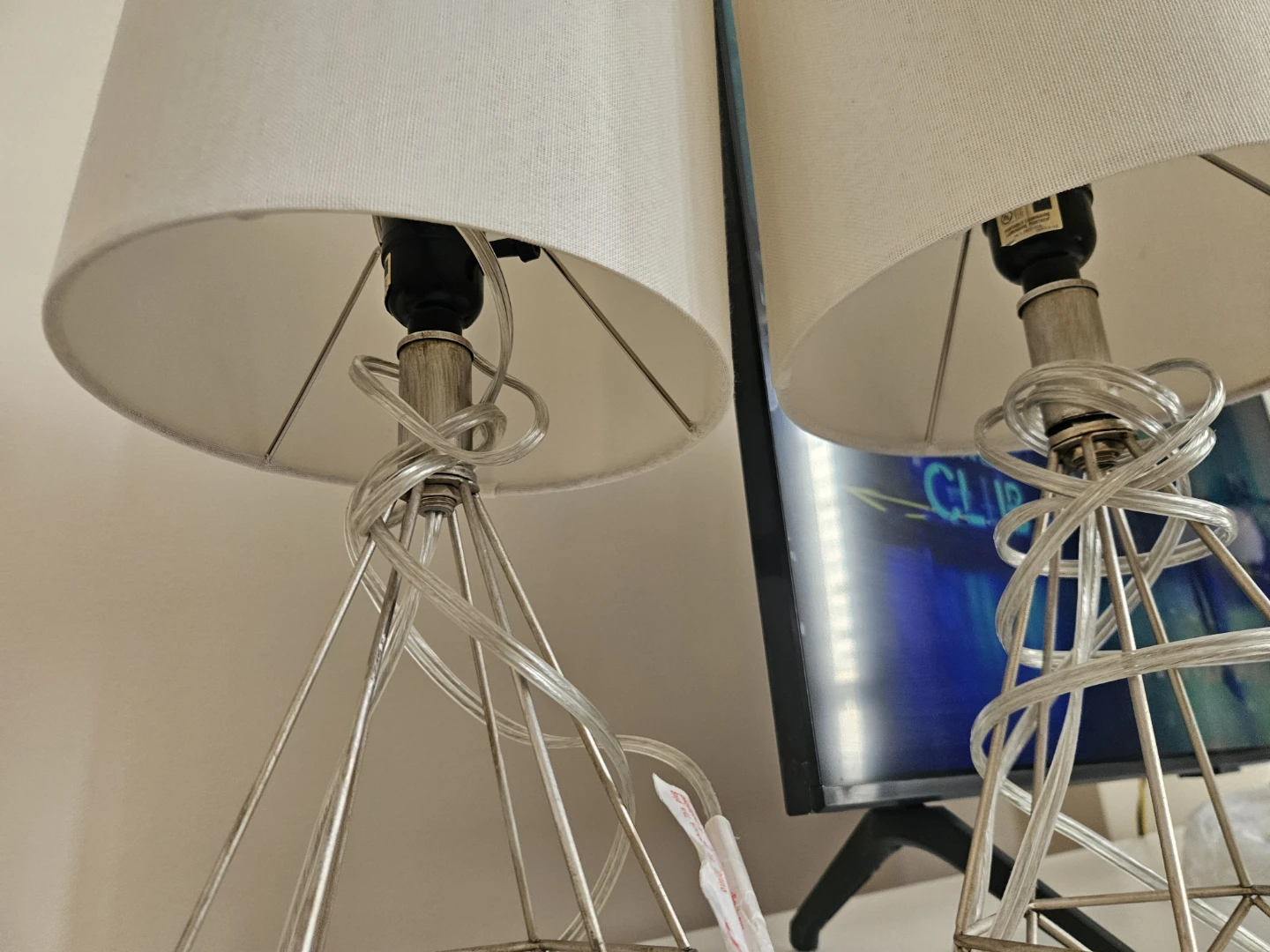 Pair of white beige neutral lamps - photo 3