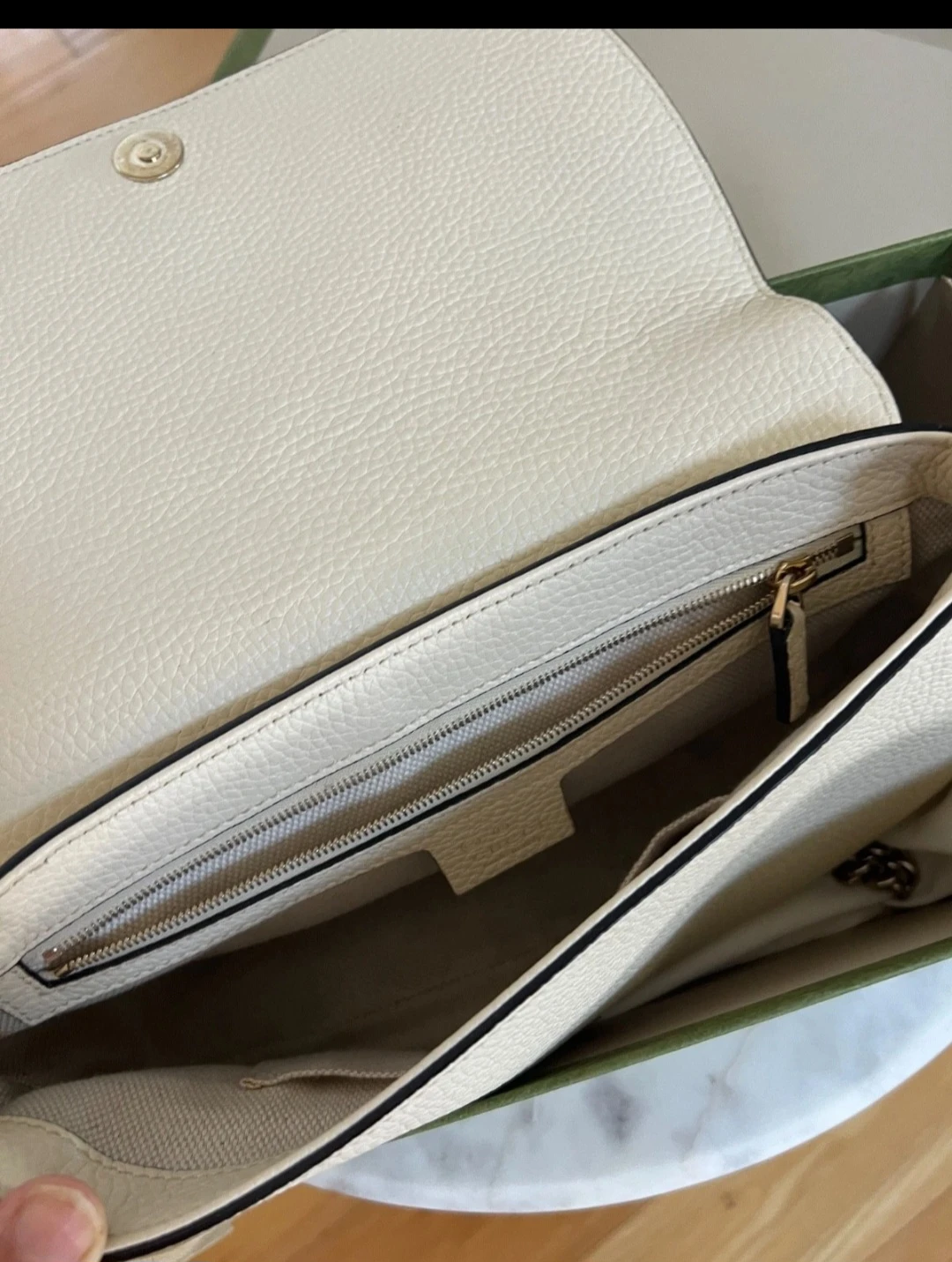 Gucci White Leather Shoulder Bag with Tassel - photo 4